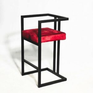 كرسي القيقب، بسبب تصميمه البسيط، مناسب للديكورات الحديثة والكلاسيكية ويعطي مظهرًا فاخرًا لمنزلك.