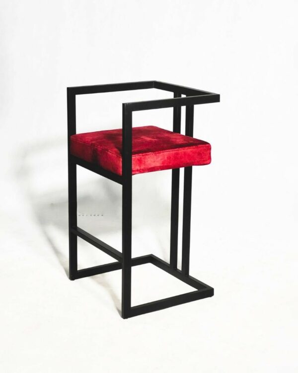 صندلی میپل،با توجه به طراحی مینیمال مناسب دکوراسیون های مدرن و کلاسیک است و ظاهری لوکس به خانه شما میبخشد.