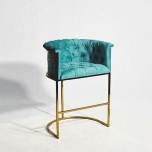 كرسي تشيستر سانتاماريا بسطح كوبي مناسب للديكورات الكلاسيكية ويعطي مظهرًا فاخرًا لمنزلك.
